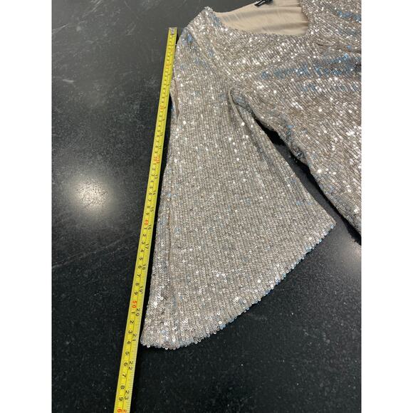 Cable & Guage silver sequin flutter sleeve v neck top MED - Picture 7 of 11